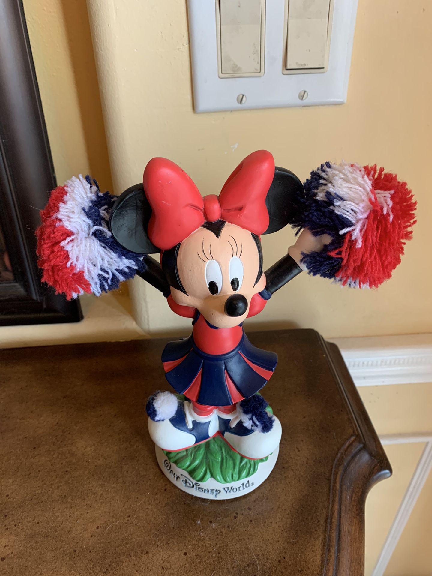 Retro Minnie Mouse Disney Figurine - Bobble To Cheer Lead! 