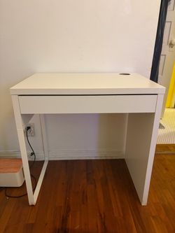 White desk w drawer