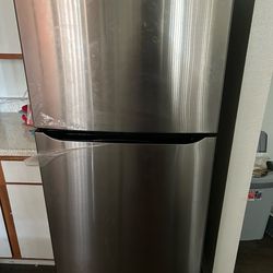 LG Refrigerator – Must Pick Up April 29–30 (Upstairs)