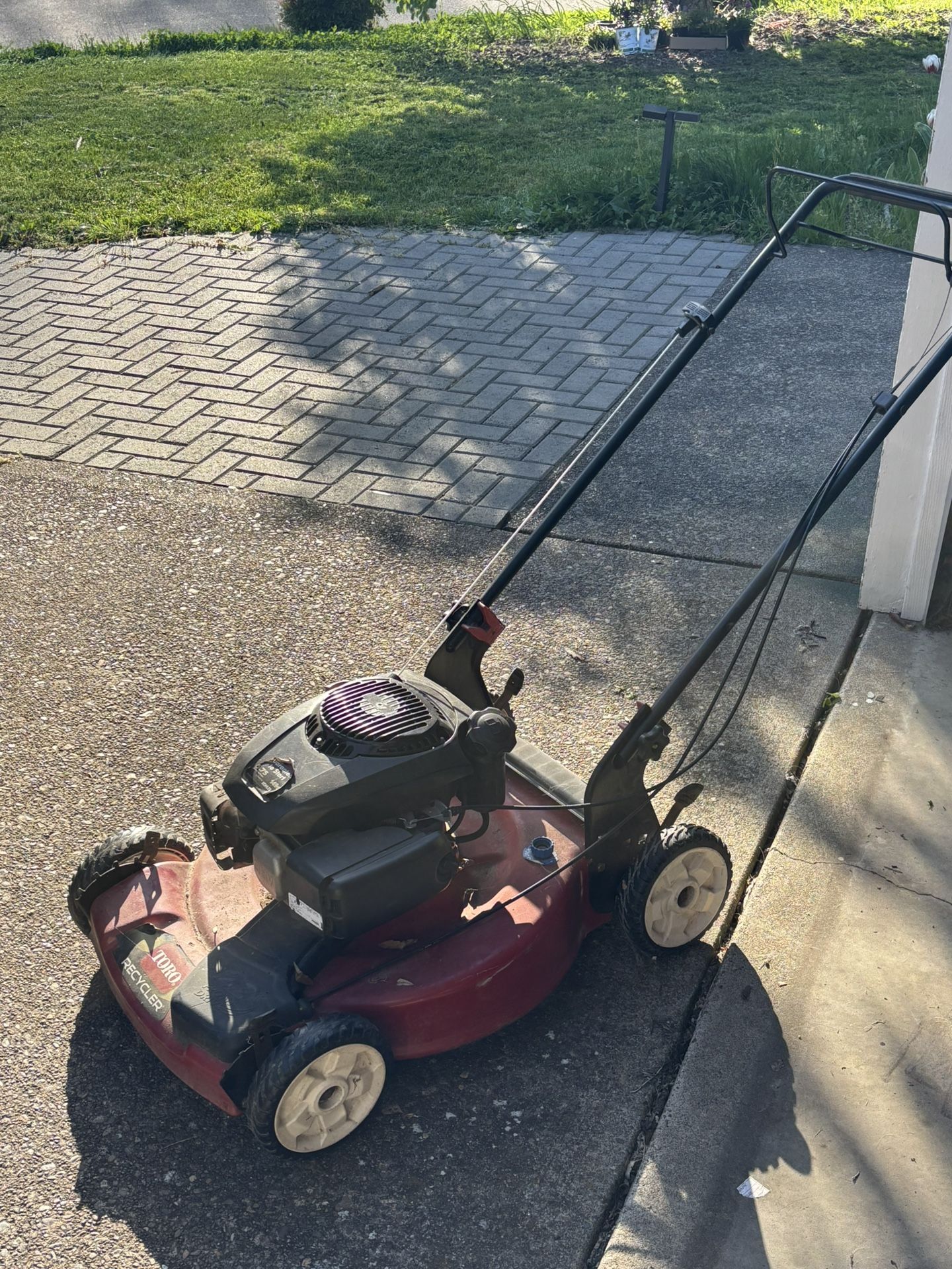 Lawn mower - Needs new cord (no bag)