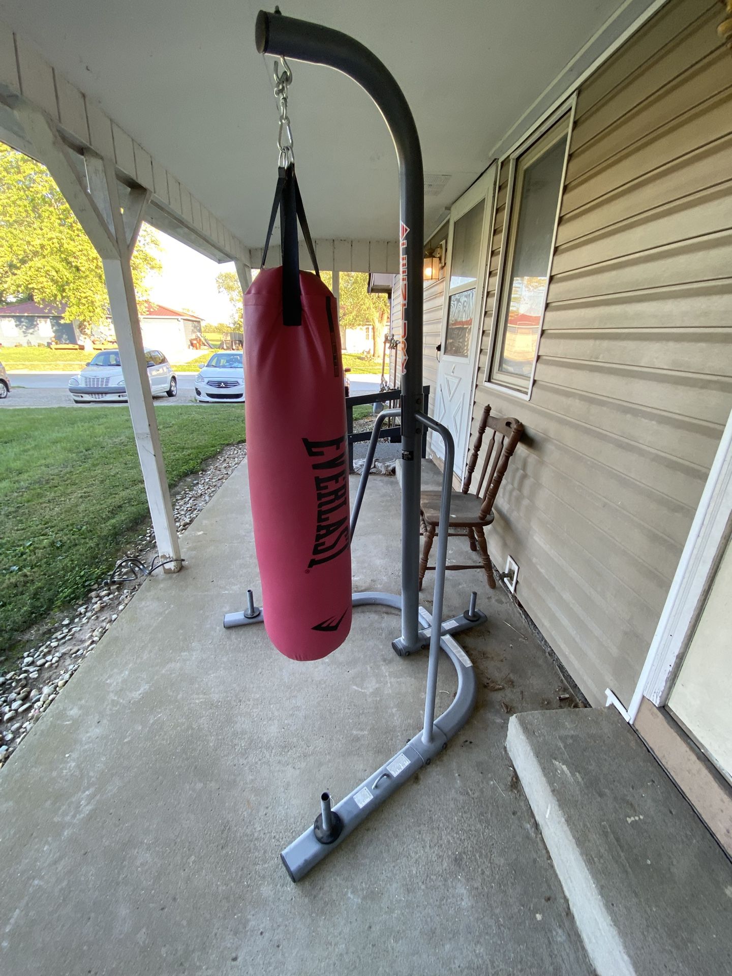 Everlast 100 Pound Punching Bag With Stand