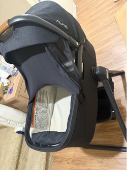 Nuna basinet with stand