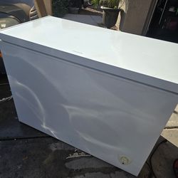 Chest Freezer 10.2 c ft. Needs capacitor