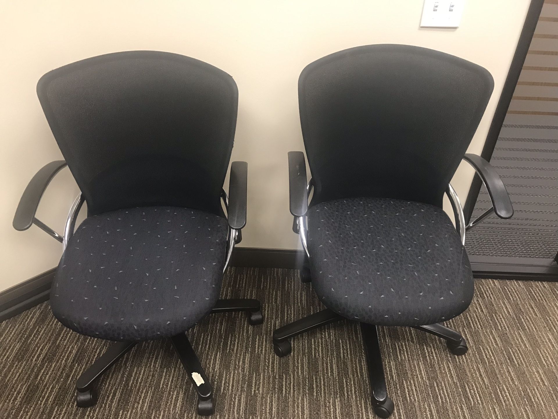 Adjustable office chair with wheels