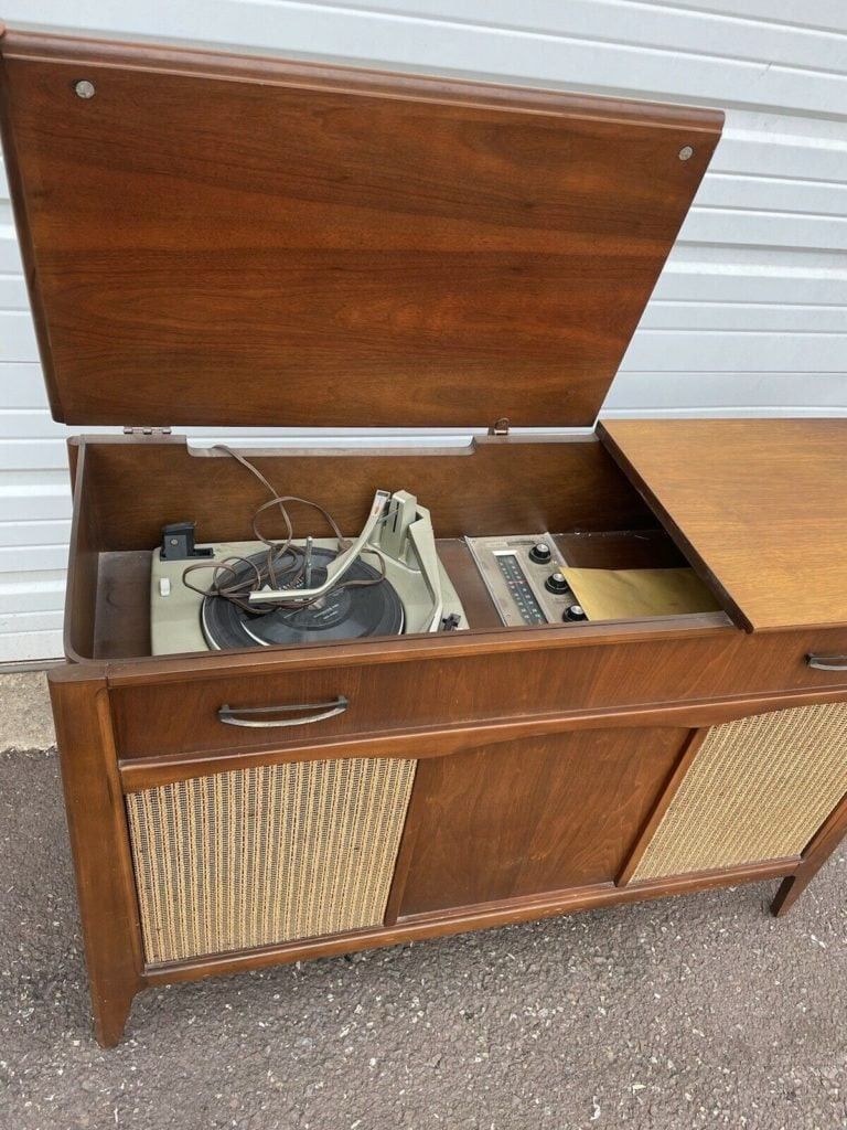 Vintage Chest Style Record Player With Storage 