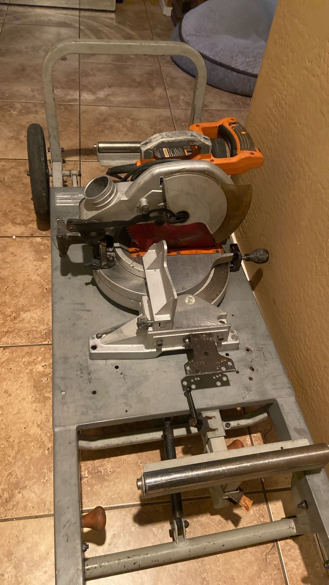 Mitter Saw With Table