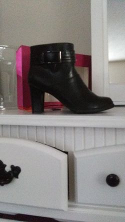 Size 7 to 7 1/2 boots high heels brand new neva worn