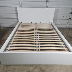 IKEA Queen Size Bed Frame, Good Conditions 👍, White Color