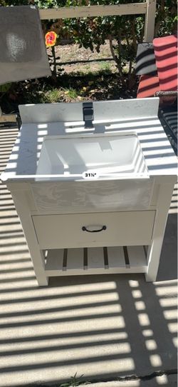 Farmhouse bathroom vanity w/sink