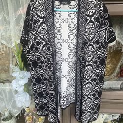 Style & Co Women Black and White Beautiful sweater vest look size X- large see all photos one small distress mark on item but so small not noticeable 