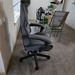 Dowinx Gaming Chair – Like New – Adjustable / Reclining