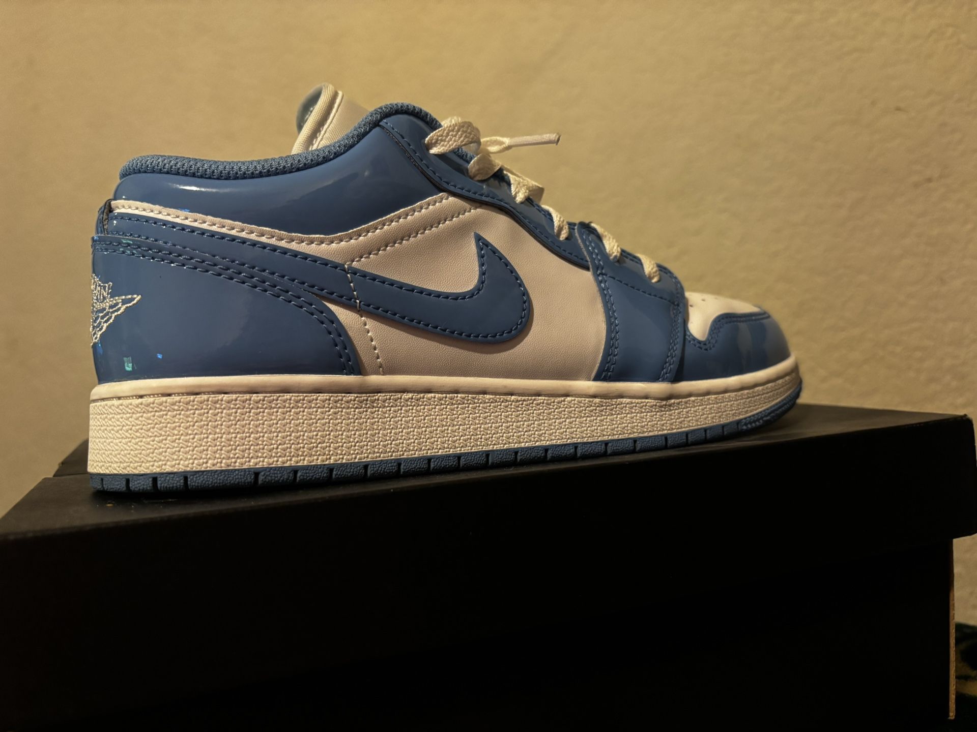 Jordan 1 Low White/ Legend