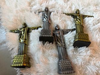 4 Christ the Redeemer Statues