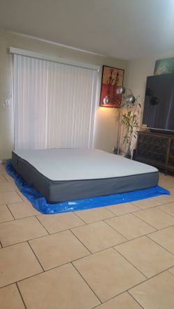 VERY NICE AND CLEAN KING SIZE CASPER MATTRESS FOR SALE! IN GREAT CONDITION, FREE DELIVERY