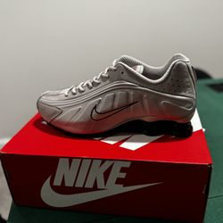 Nike Shox 4  NEW - size 10.5