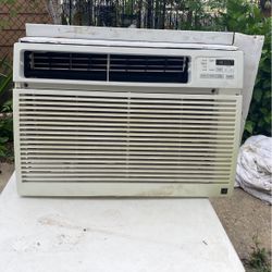 Lg 11,800 BTU 115V Through Wall Air conditioner