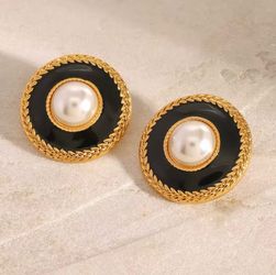 Pearl round earrings