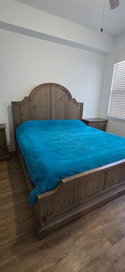 Bedroom Set Furniture - Bedframe and cabinets