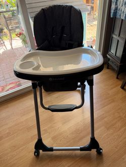 Baby tren Highchair-Wheels. Wipeable Seat Cover. Removable Tray-Like New Barely Used at Grandparents