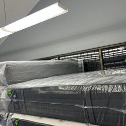 QUEEN SIZE SEALY POSTUREPEDIC PLUS MATTRESS & BOX SPRING BED SET