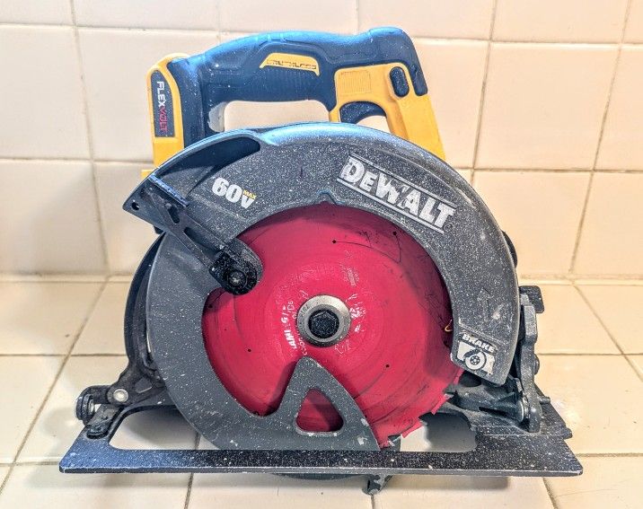 DeWalt DCS575 7 1/4" Cordless Circular Saw +Saw Blade