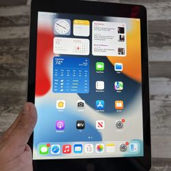 iPad 5th Gen Excellent Condition W/ New Lightning Charger 