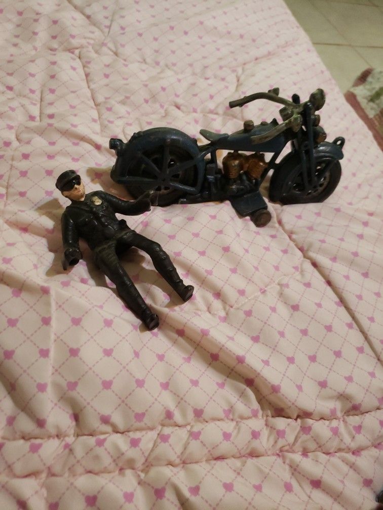 Antique Toy Cast Iron Hubley Motorcycle Policeman