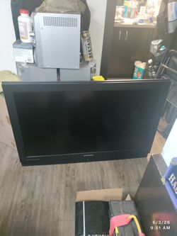 Huge flatscreen tv (Hyundai)