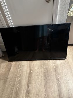 Hennesse Roku TV 50” with mount