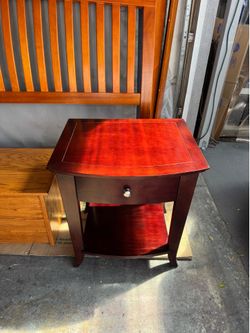 Elegant mahogany side / end / nightstand w/ drawer .