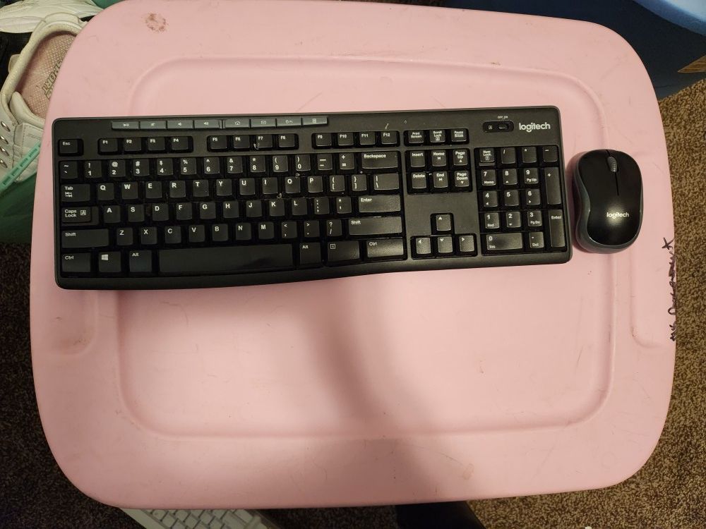 Logitech Wirelss Keyboard With Mouse 