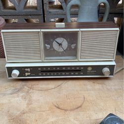 Vintage Westinghouse clock radio. Westinghouse solid-state duel speaker clock radio