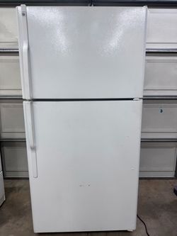GE 22cu ft Top Freezer Bottom Fridge.