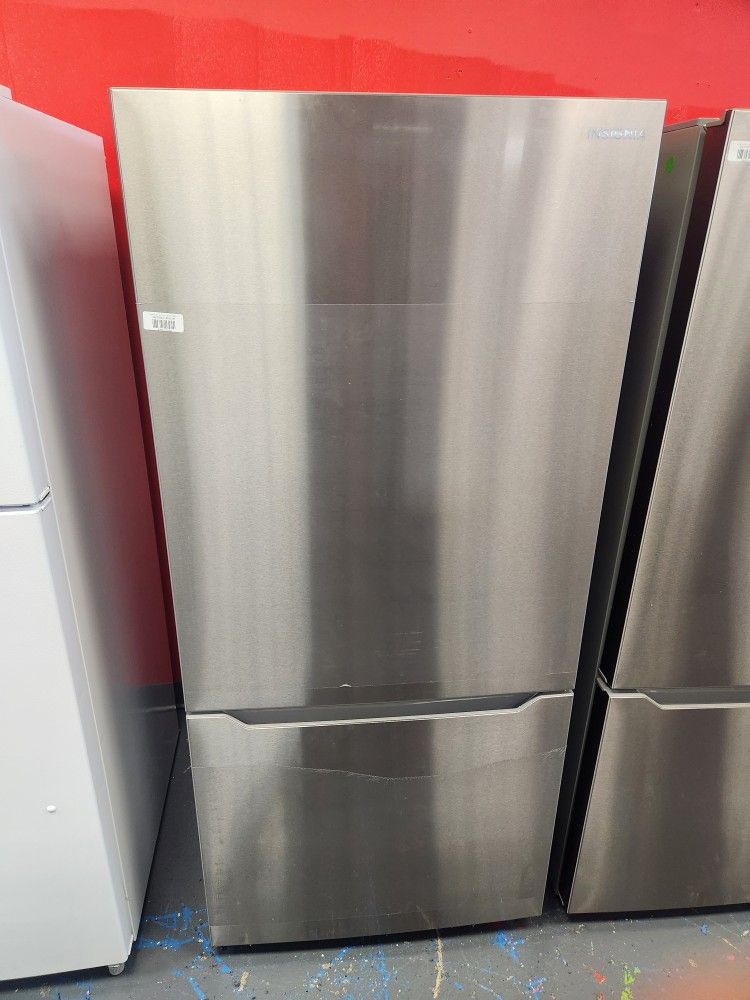 Insignia 30 Inch Bottom Freezer Refrigerator 18.6 Cu Ft NS-RBM18SS0