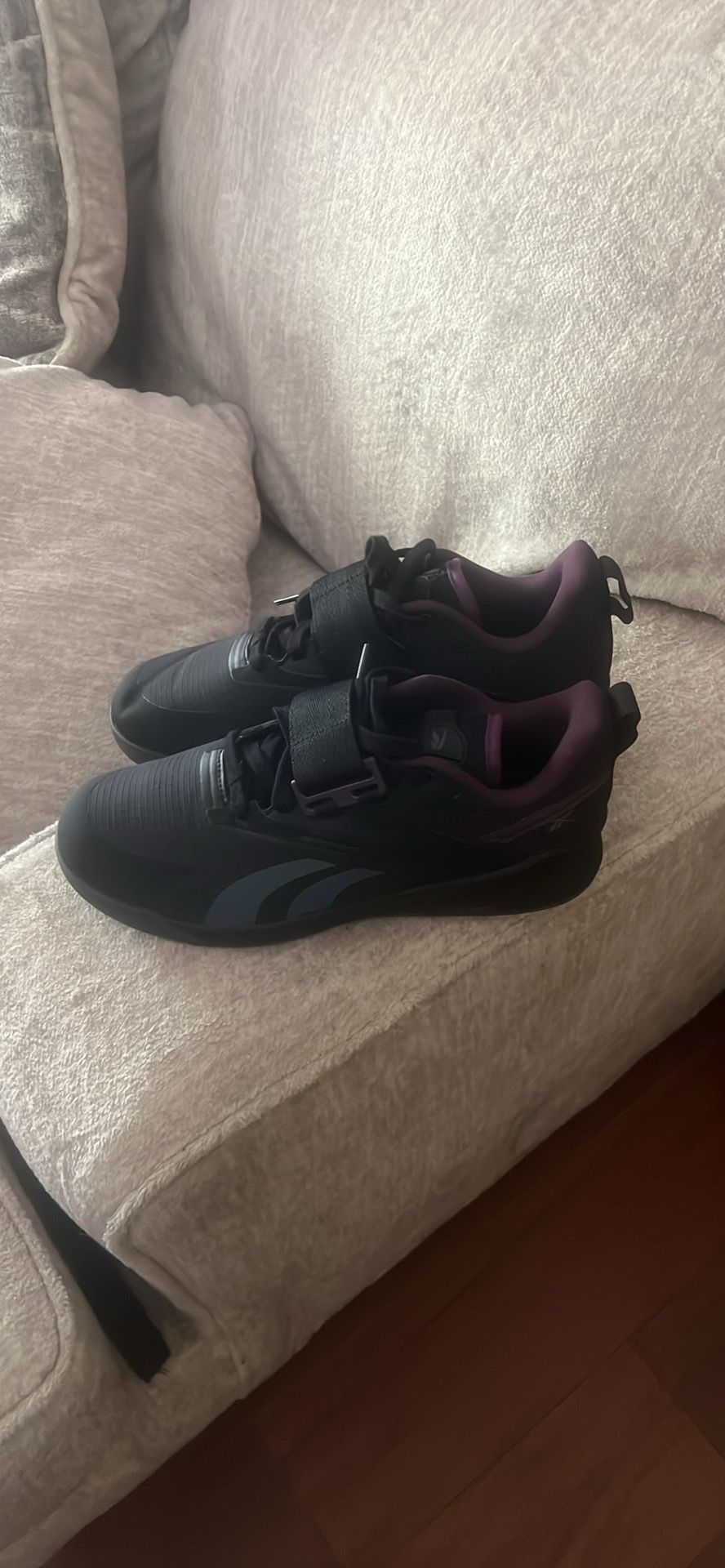 9.5 Mens Reebok Weightlifting and Squatting Shoes