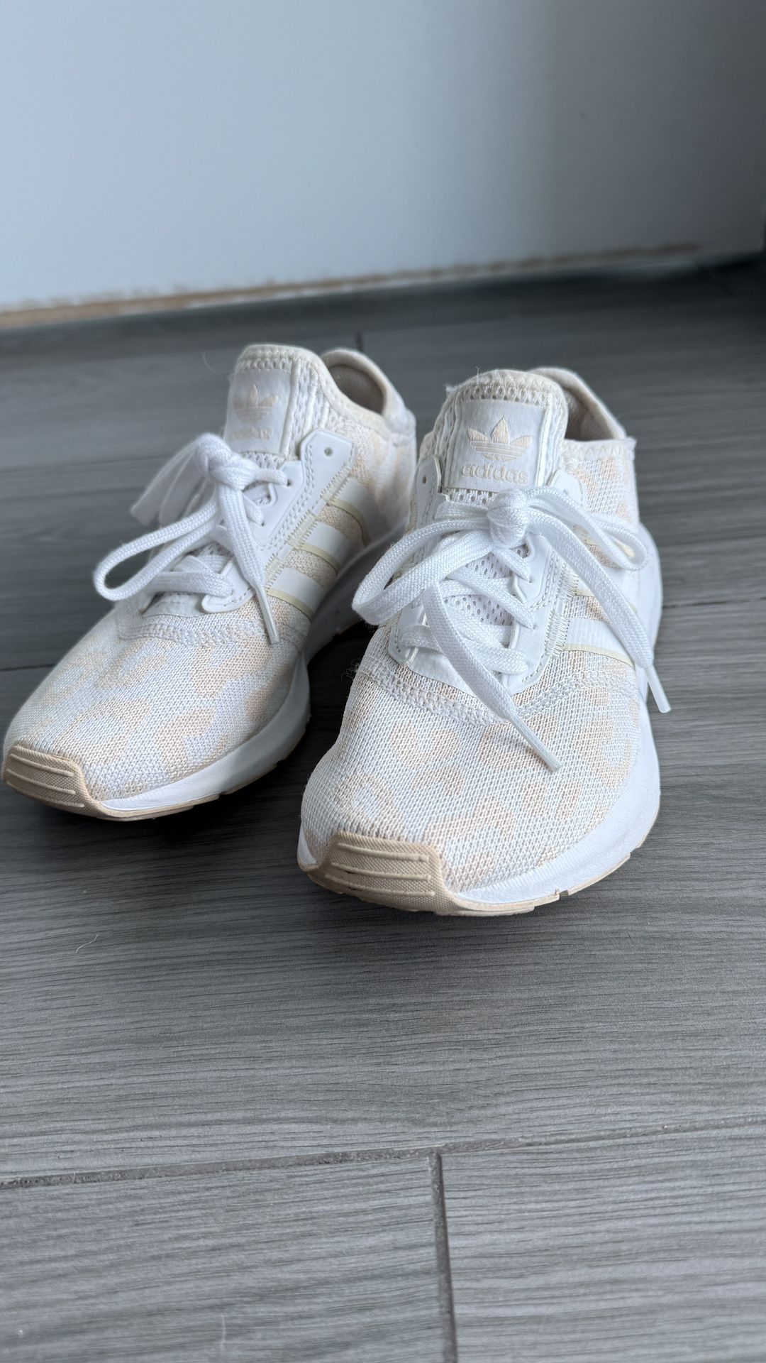 ADIDAS WOMENS 5.5/6