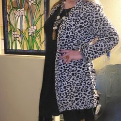 Stylish cardigan, leopard print. 