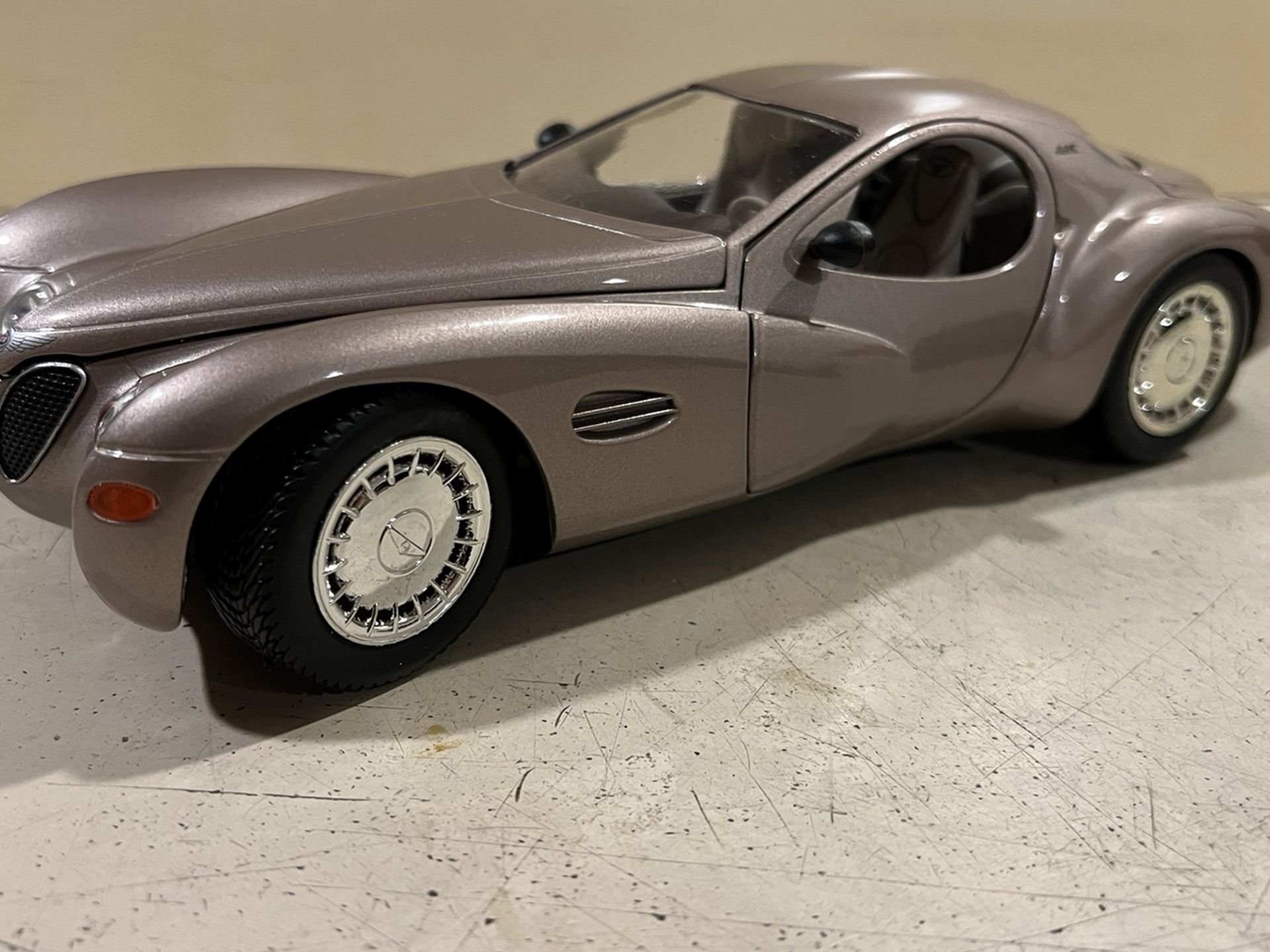 Guiloy Chrysler Atlantic Diecast model car 1/18