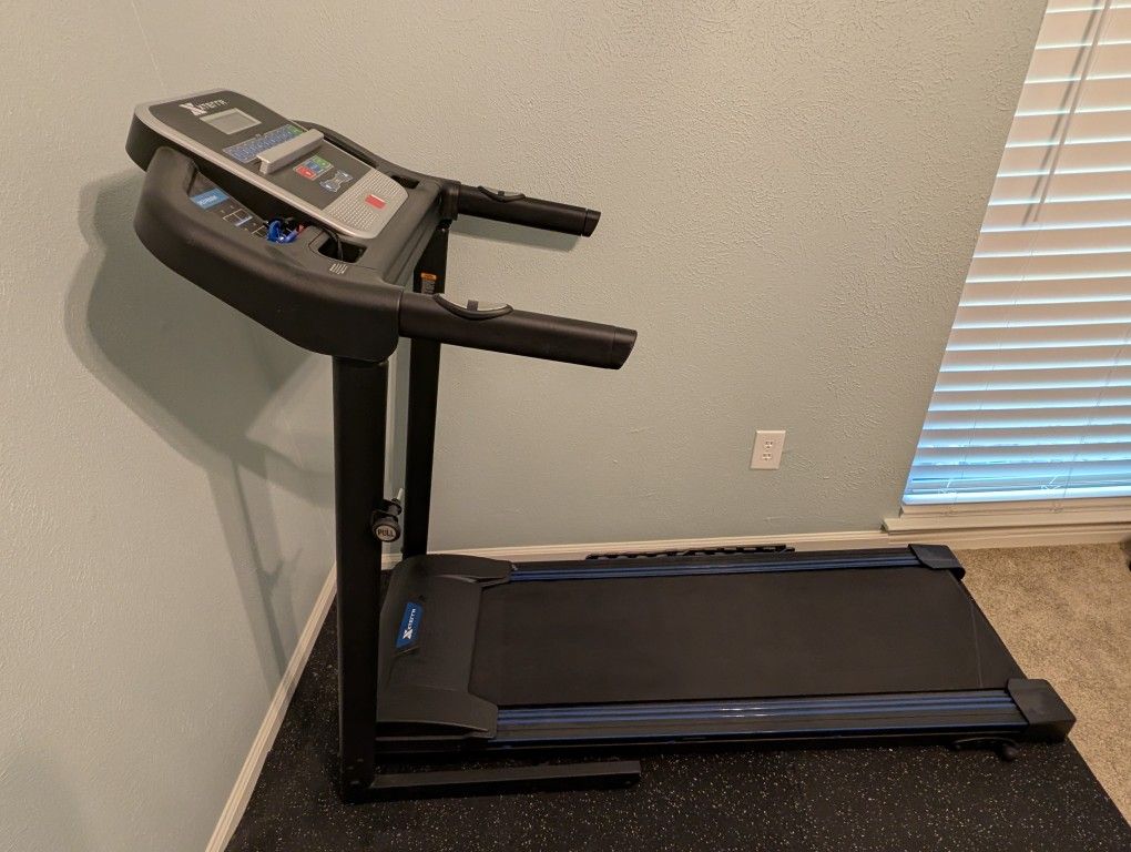 XTERRA Folding Treadmill (Like New)