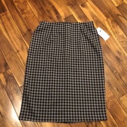 Women’s Skirt Size Medium (New With Tags)