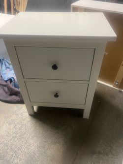 White 2-Drawer End Table / Nightstand
