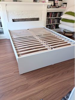 Vihals Bed Frame - Queen