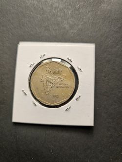 The 1982 Indian 2-rupee coin is a small cent denomination coin from India, featuring the iconic Indian Head design. This circulated coin is uncertifie