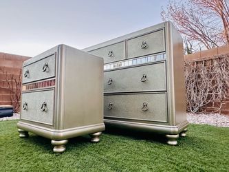 BEAUTIFUL BLING GAME DRESSER & NIGHTSTAND IN PLATINUM METALLIC ( FREE DELIVERY 🚚 FIRST FLOOR ) GREAT CONDITION 🥰👌🏻