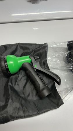 Garden plastic sprayer comes with bag.
