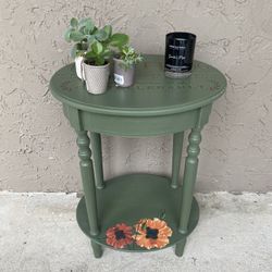 Pretty Night Stand Or Side Table And Free Lamp 