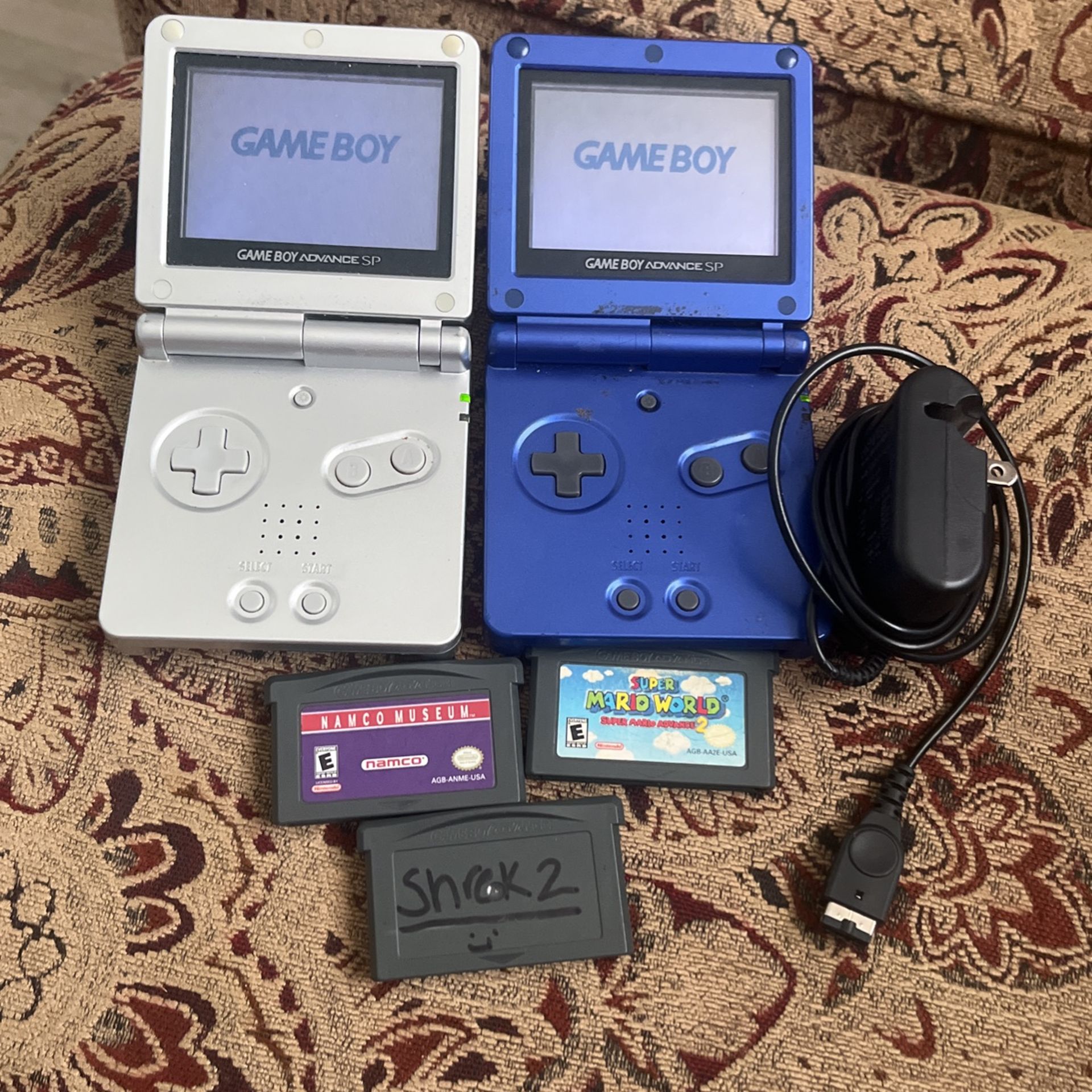 2 Nintendo Game Boy