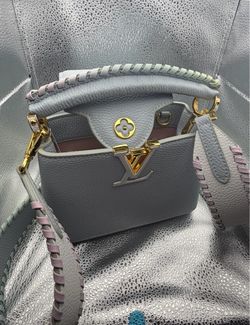 ✨ Elegant Women’s Handbag – $900 ✨