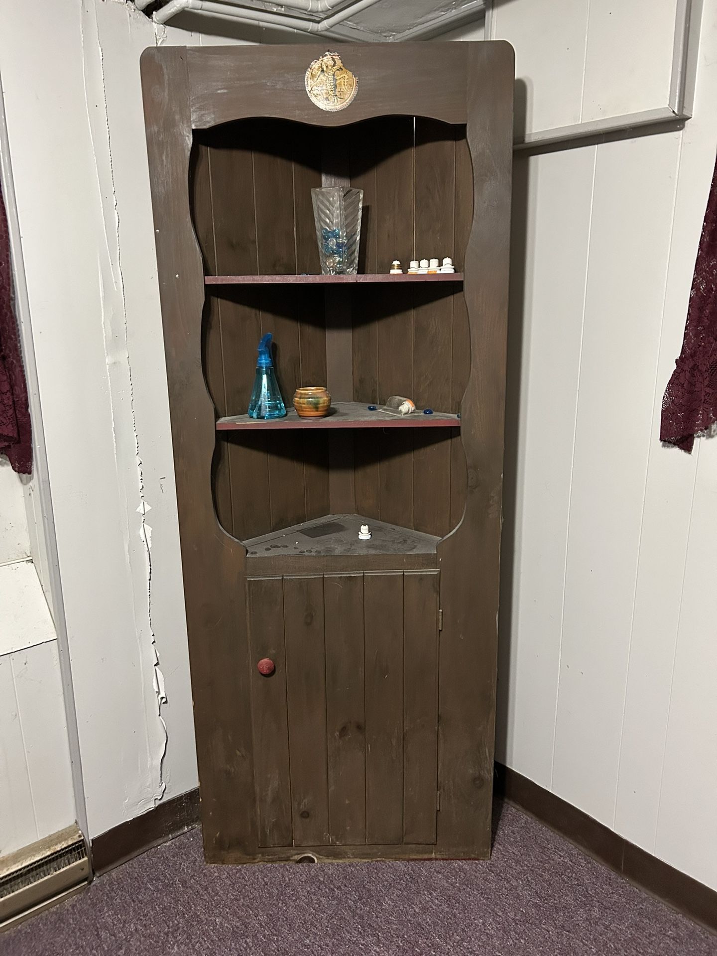 Corner Hutch