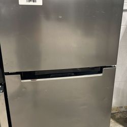 NEW MAGIC CHEF HMDR1000ST 10.1 cu. ft. Top Freezer Refrigerator